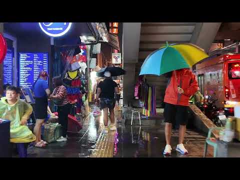 Sukhumvit Road Walk from Nana to Asok, Rainy Evening look around!